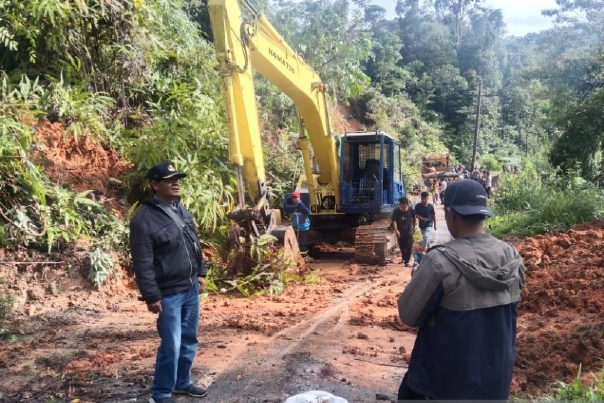 Pemkab Tapsel-Bina Marga berjibaku evakuasi material longsor dari badan jalan provinsi