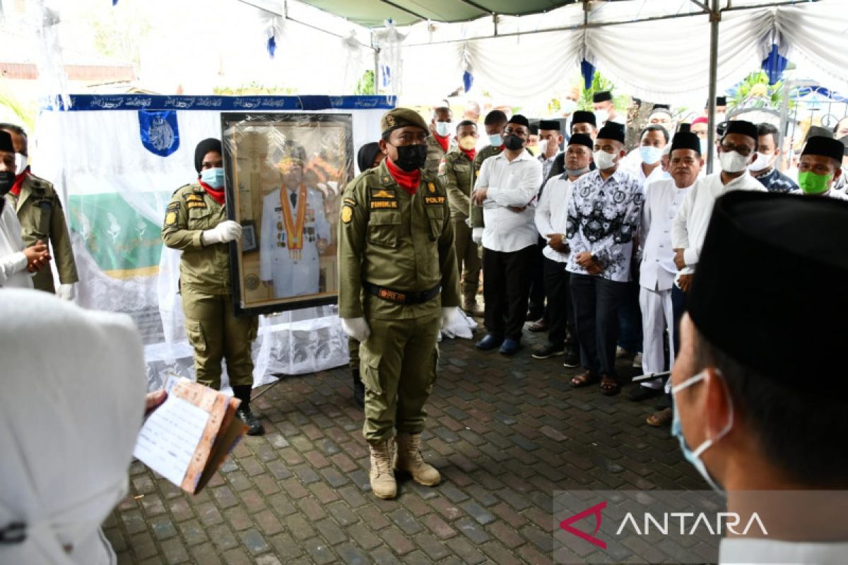 Ribuan pelayat hadiri pemakaman Bupati Gorontalo Utara