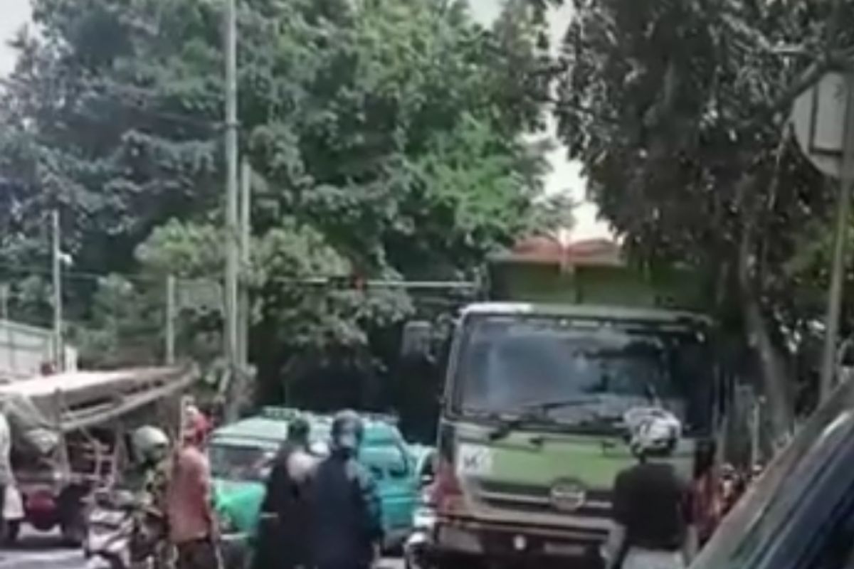 Video viral pria berbadan kekar aniaya sopir truk, kini pelaku diburu polisi