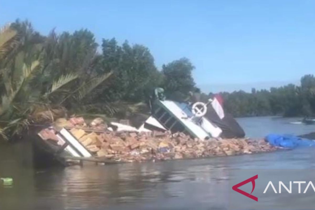 Kapal bermuatan sembako karam di Sungai Kerapu, Bulungan