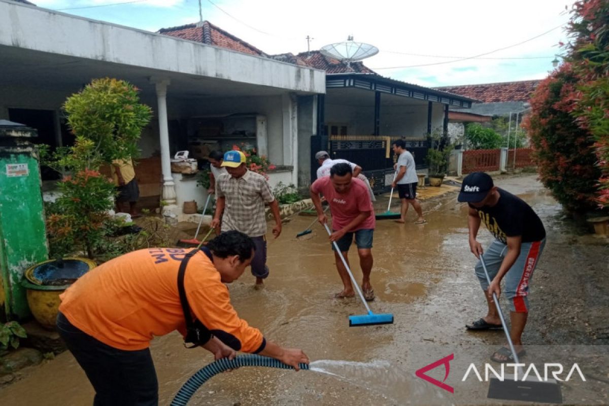 Banjir di dua kabupaten di Madura surut