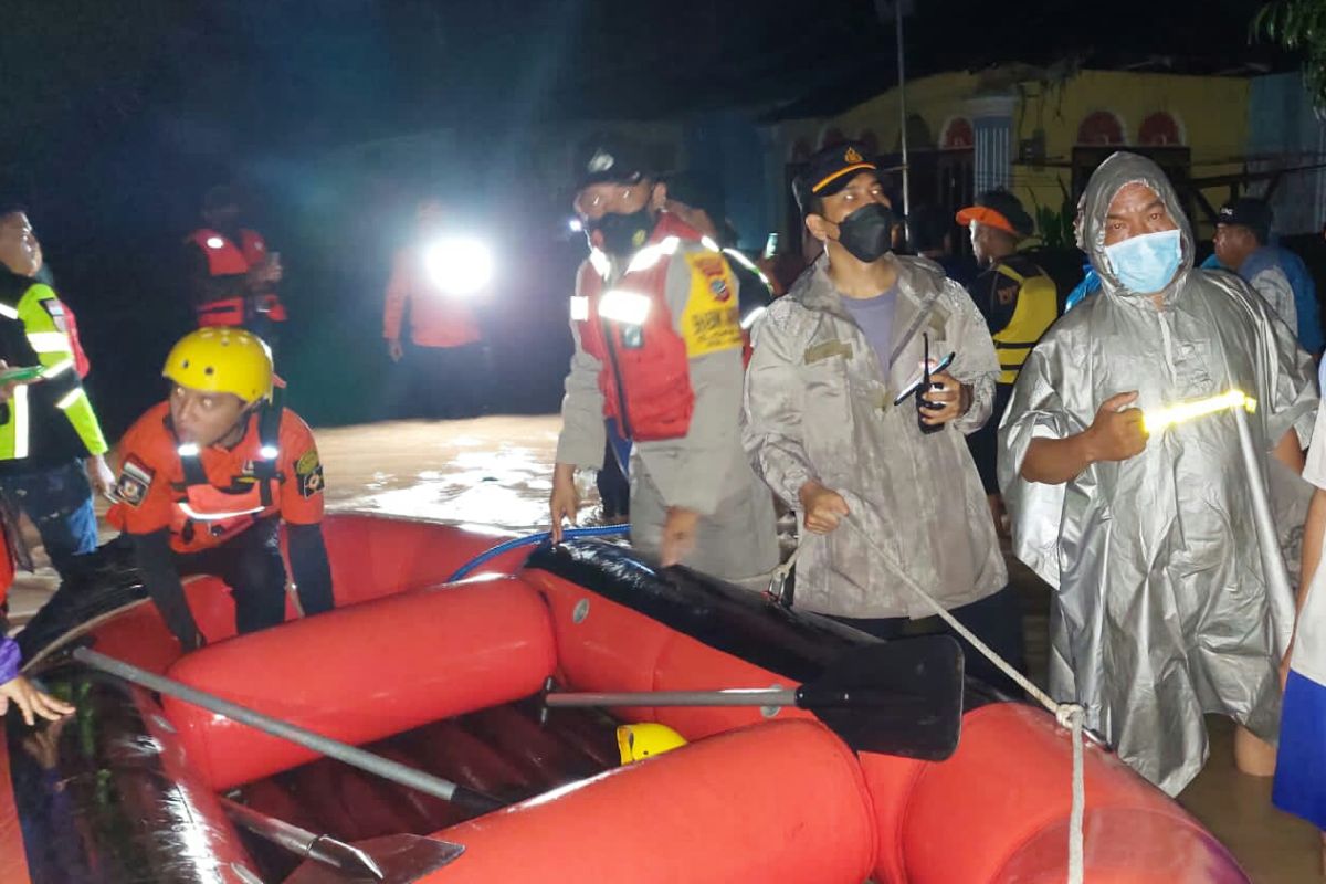 Polisi-TNi dan Basarnas  evakuasi warga terjebak banjir di Singkil Manado