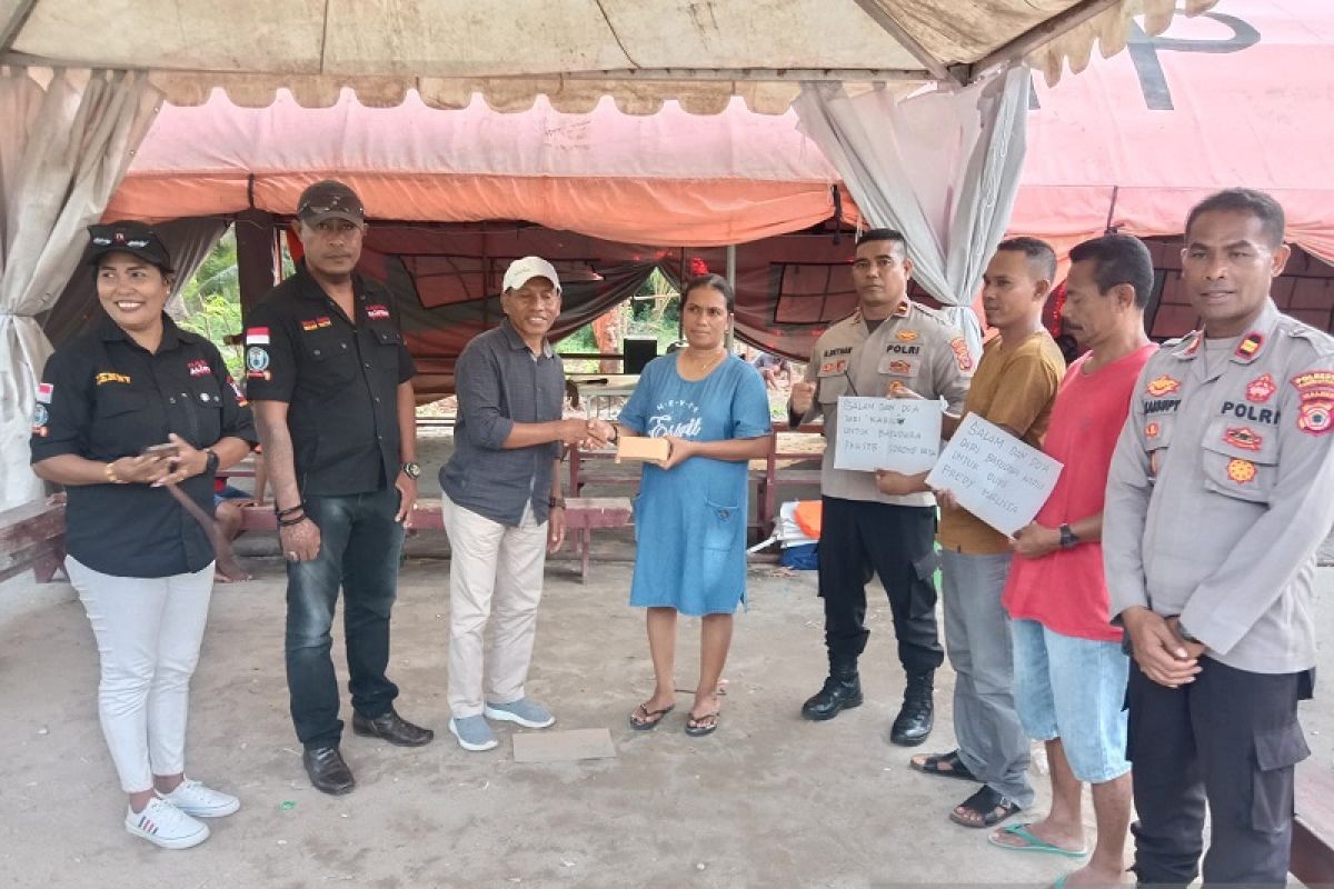 Komunitas Alifuru Papua salurkan bansos pengungsi Kariu