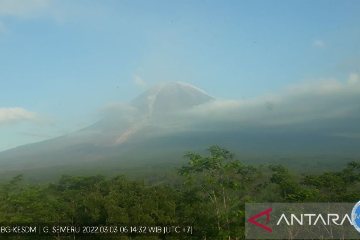 Mount Semeru emits hot clouds reaching 4.5 kilometers