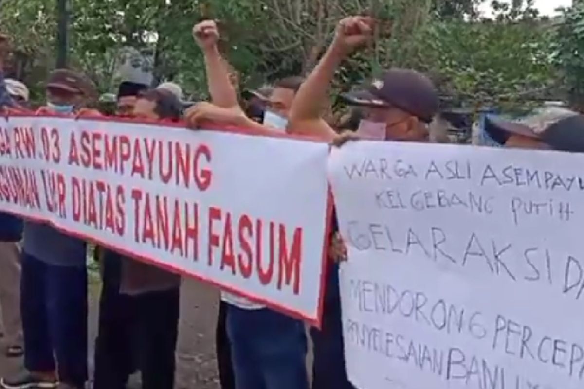 Pimpinan DPRD minta puluhan bangunan liar di Gebang Putih Surabaya dibongkar