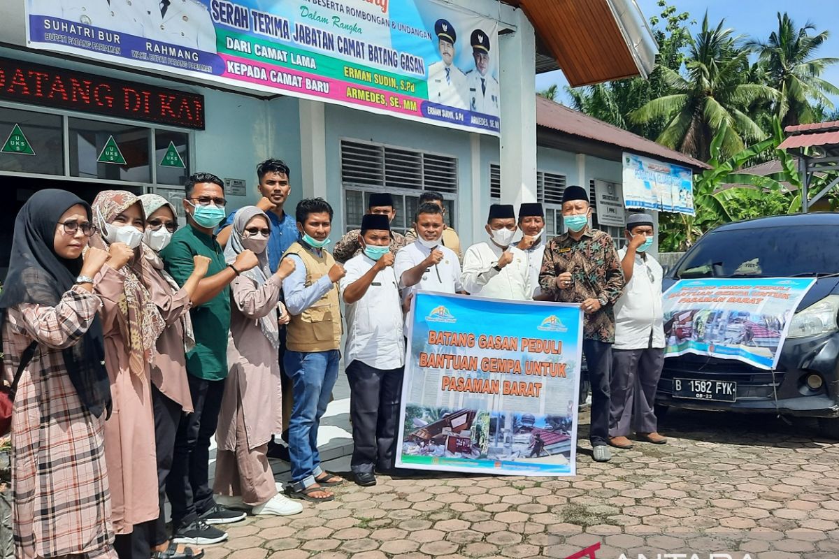 Komunitas warga di Padang Pariaman bantu korban gempa di Pasaman Barat