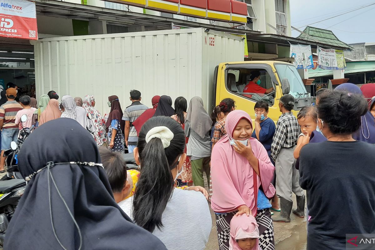 Warga Kabupaten Tangerang rela antre demi dapat minyak goreng murah