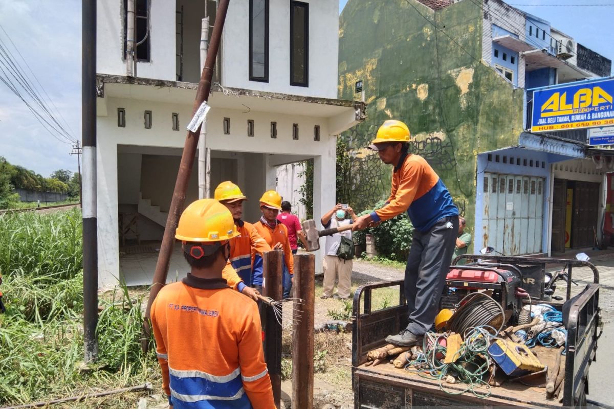 Pemkab Tulungagung pasang palang pintu di lokasi tabrakan KA vs bus