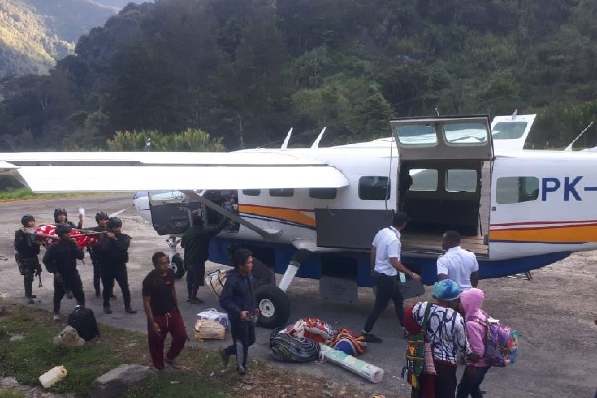 Pratu Heriyanto, korban penembakan KSB  dievakuasi ke Timika, Papua