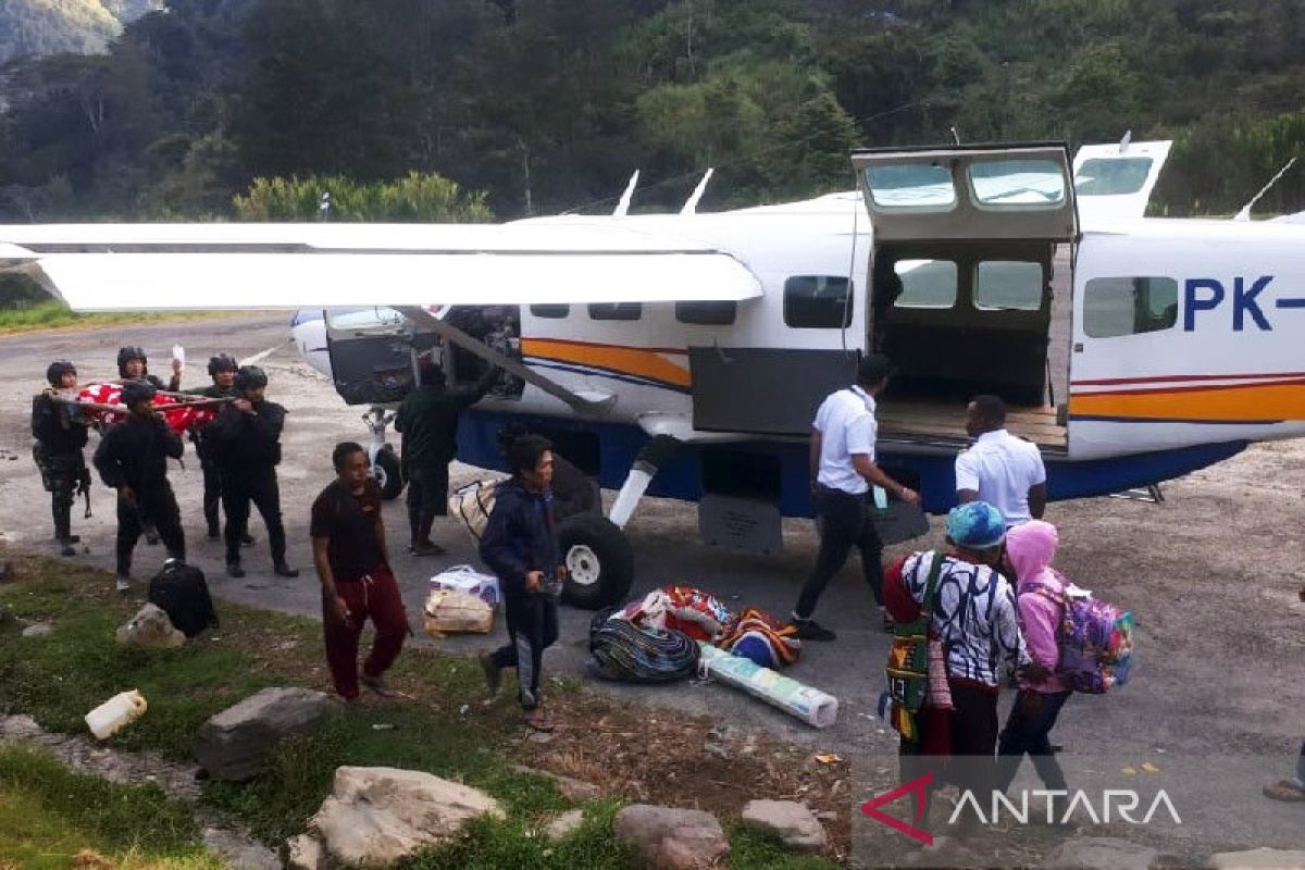 Pratu Heriyanto, korban penembakan KSB di Beoga dievakuasi ke Timika