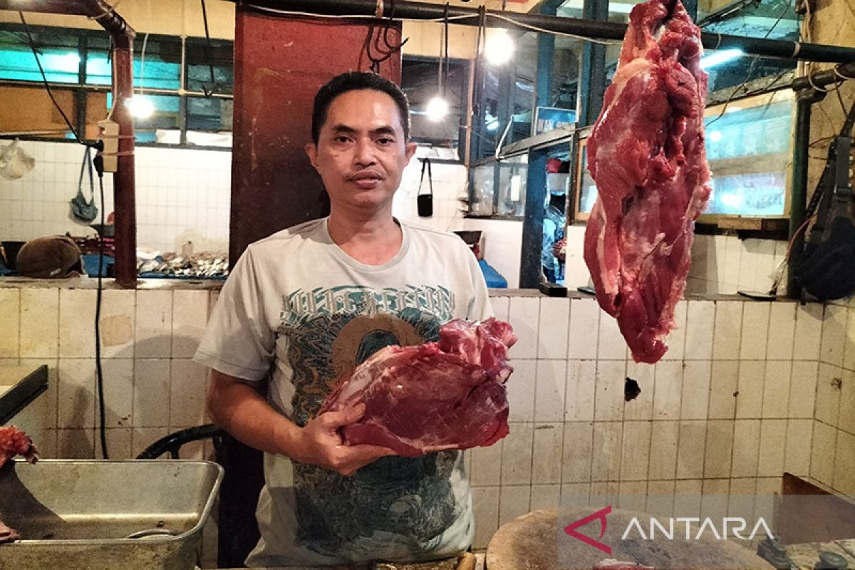 Harga daging sapi di dua pasar Jakbar tetap Rp140-150 ribu per kg