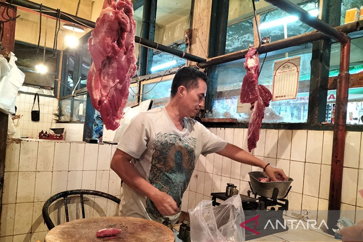 Pedagang daging sapi di Pasar Slipi mulai berjualan pada Jumat ini