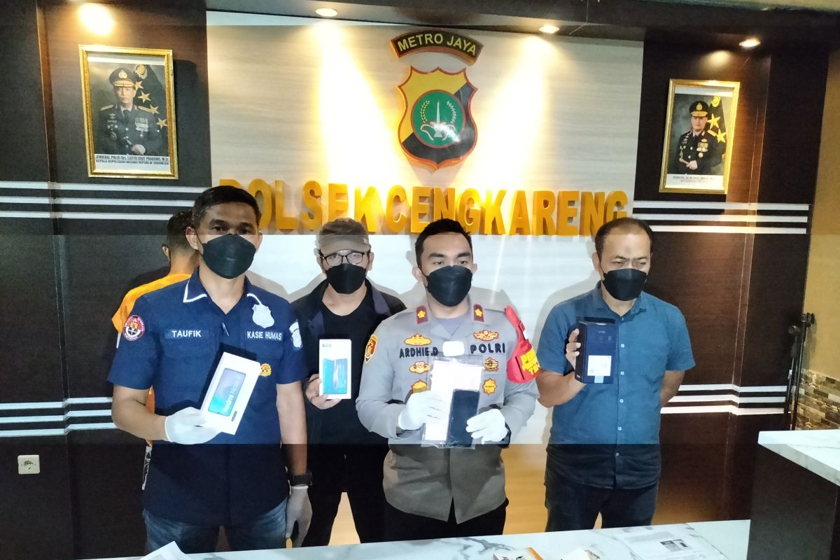 Polisi tangkap pencuri telepon genggam dan kartu ATM