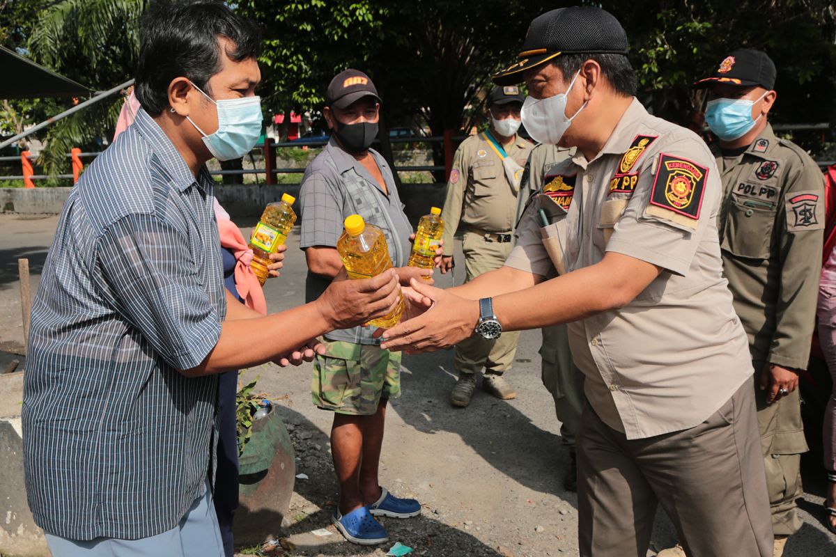 Satpol PP bagikan 2.550 liter minyak goreng gratis kepada Warga Surabaya