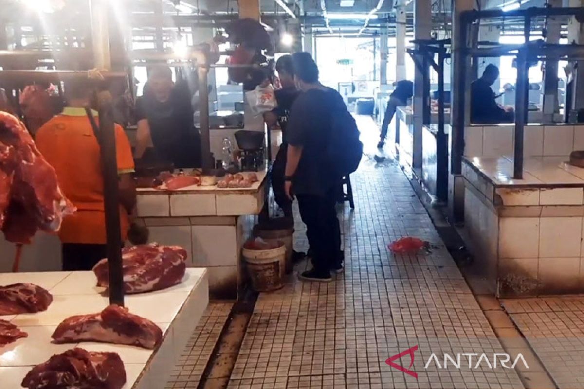 Pedagang daging sapi di Pasar Kramat Jati kembali jualan usai mogok