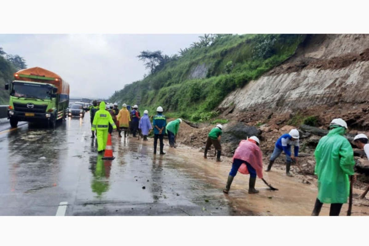 Longsor timbun sebagian ruas Tol Semarang-Solo di KM 436