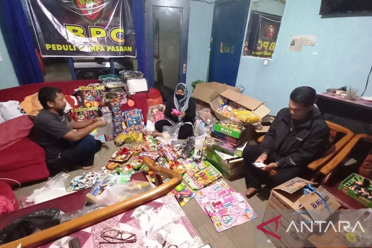 Unik, Wartawan BPC Bukittinggi kirim bantuan mainan untuk anak korban gempa