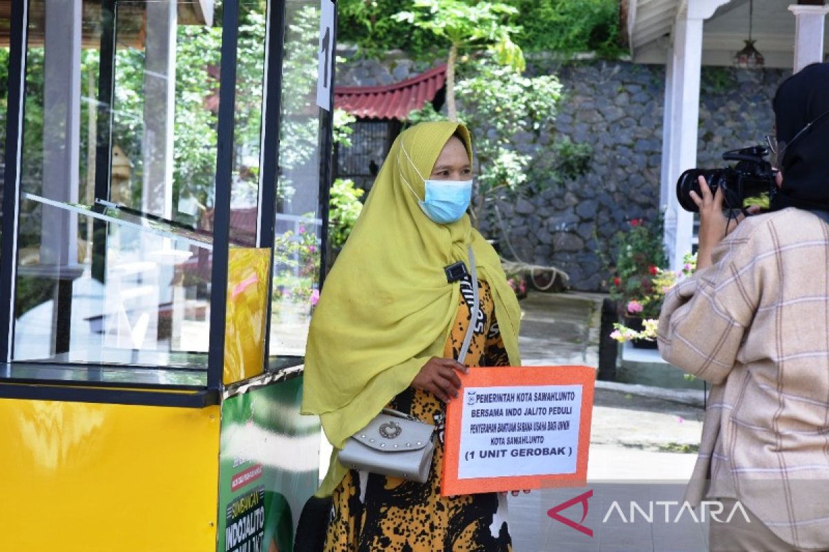 Indo Jalito Peduli serahkan bantuan gerobak untuk pedagang di Sawahlunto