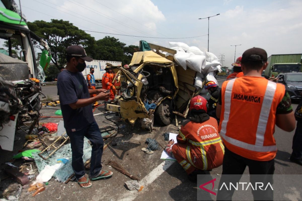 Bus rombongan peziarah asal Palembang alami kecelakaan di Tol Dupak Surabaya