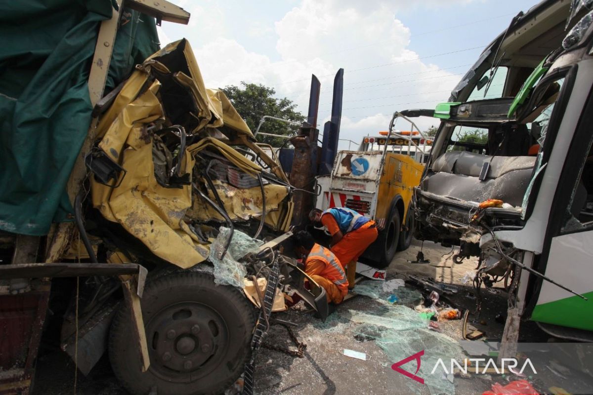 Korban kecelakaan bus dan truk di Tol Dupak Surabaya bertambah