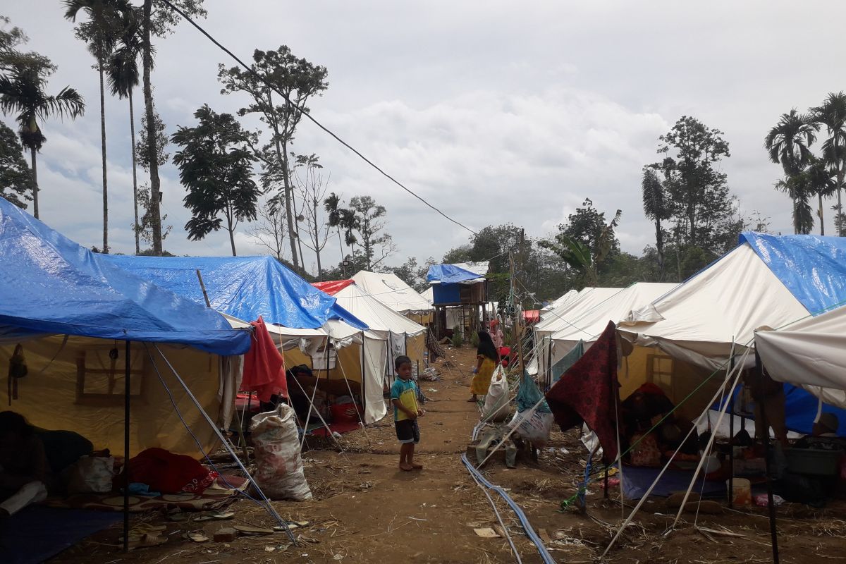 Pengungsi korban gempa di Timbo Abu-Talamau bertahan di tenda darurat