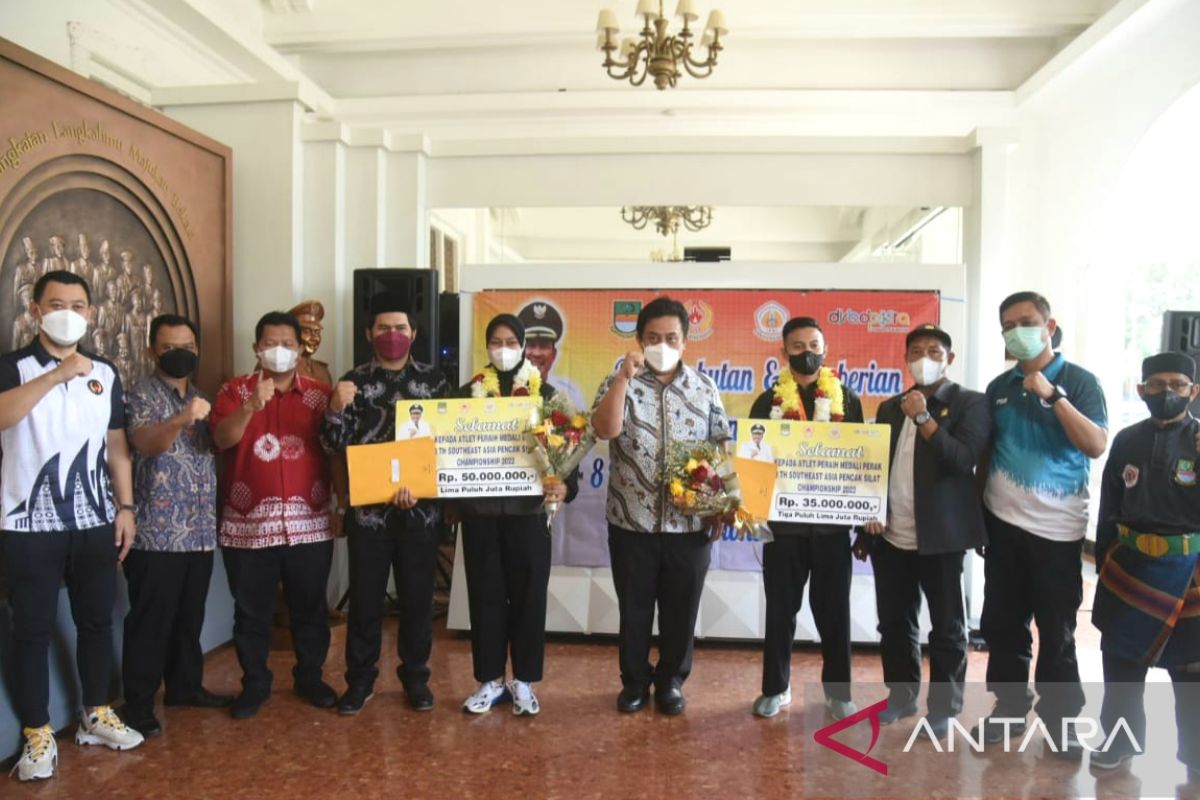 Pemkab Bekasi beri penghargaan dua atlet peraih medali SEA Pencak Silat