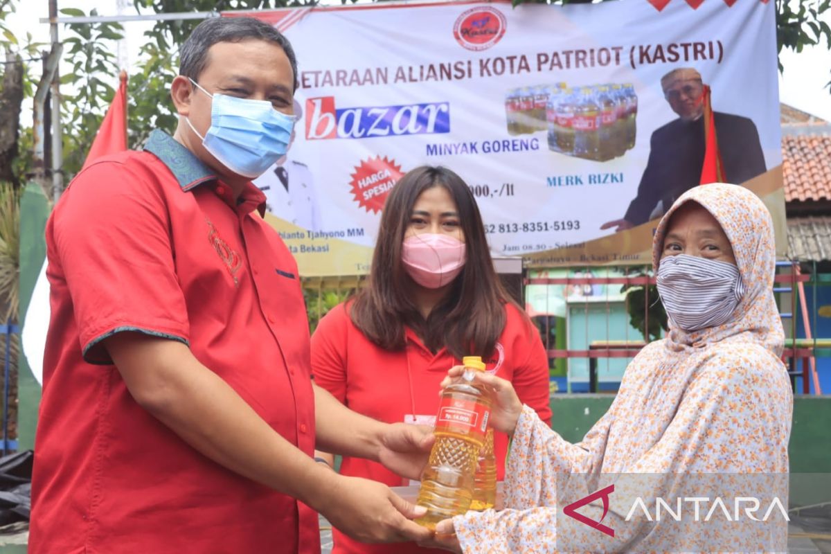 Pemkot Bekasi-KASTRI gelar operasi pasar salurkan 10.000 liter minyak goreng