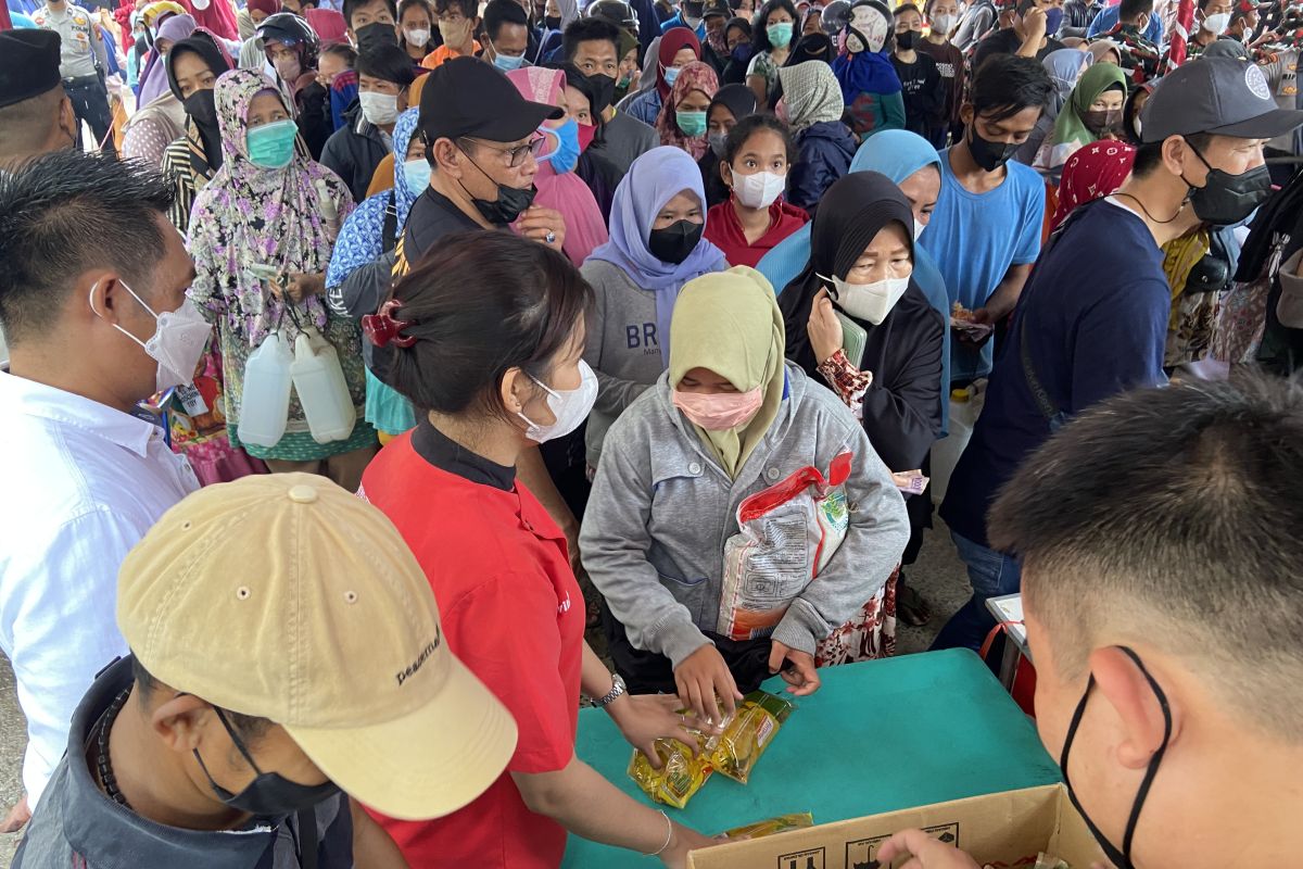 Warga Palembang serbu Operasi Pasar minyak goreng