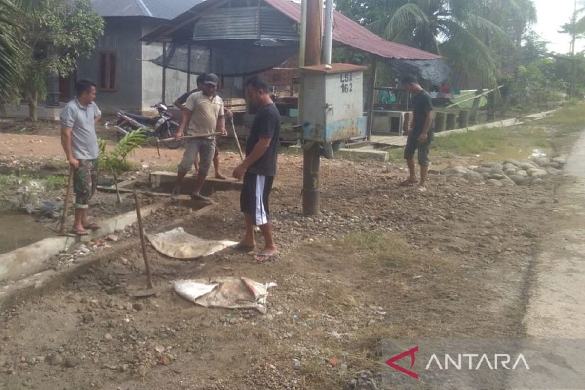 Banjirlumpur Aceh Tamiang sudah surut, warga bersihkan endapan