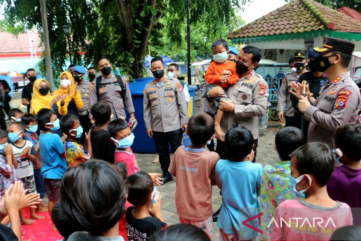 Kapolda Banten turun langsung ke lapangan lakukan trauma healing anak-anak korban banjir