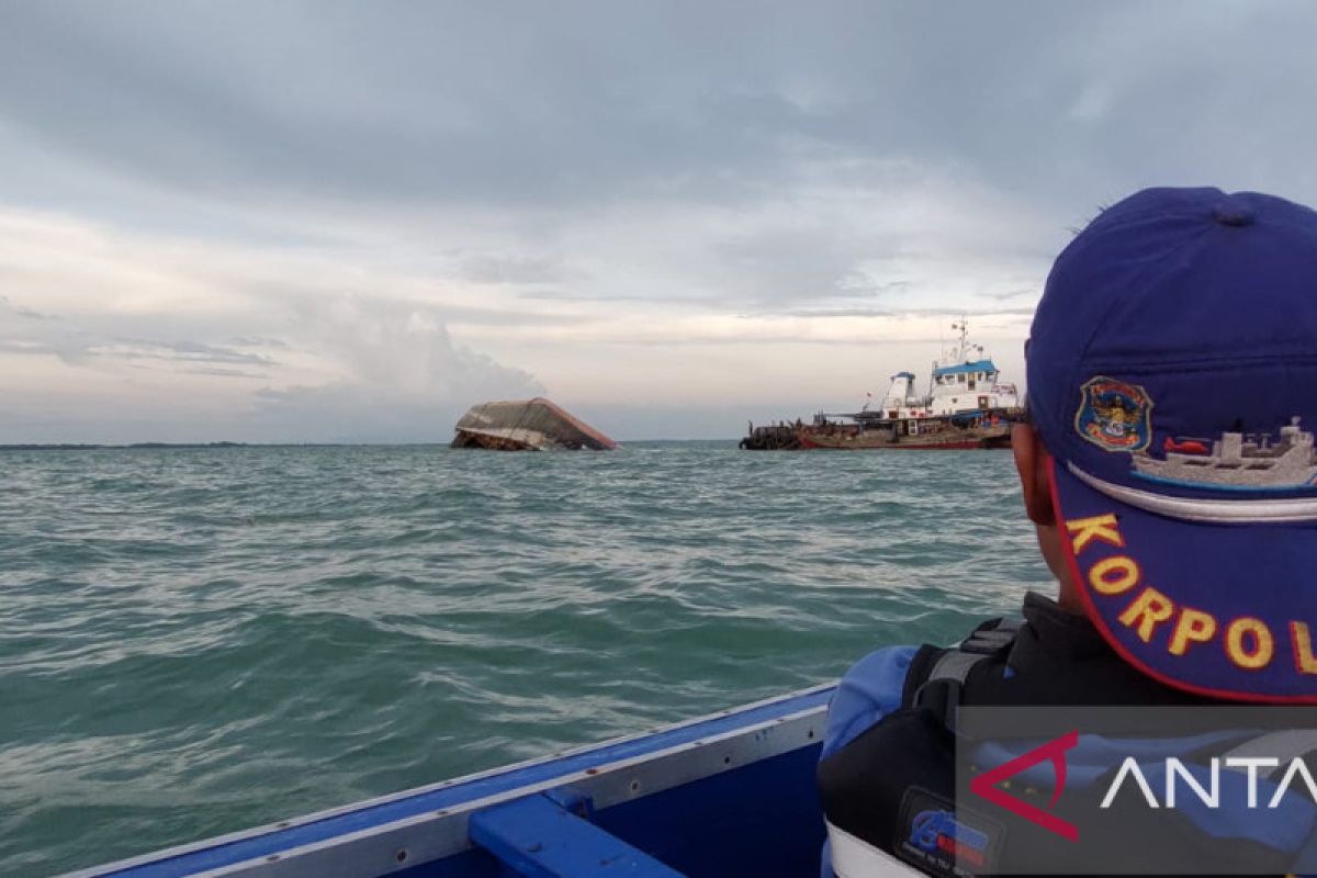Polres Bangka Selatan amankan kapal tongkang terbalik