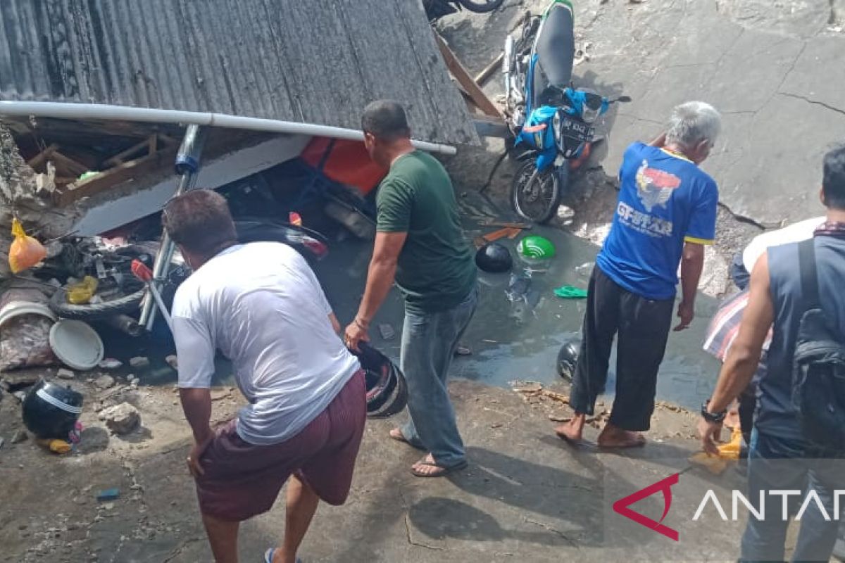 Pasar Ikan KUD Tanjungpinang, Riau runtuh, puluhan sepeda motor tertimbun