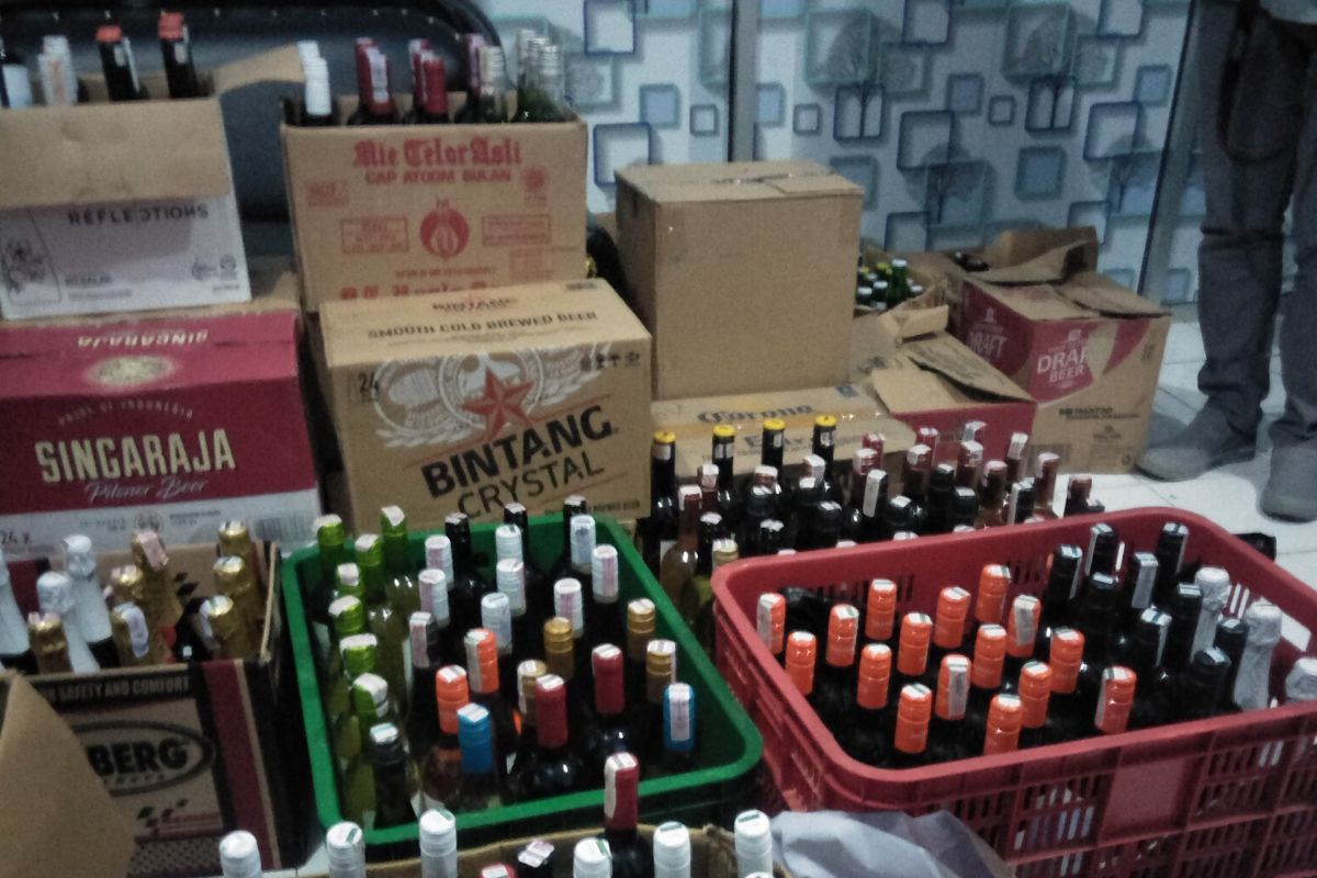 Polisi menyita ribuan botol minuman keras bermerek di Mandalika