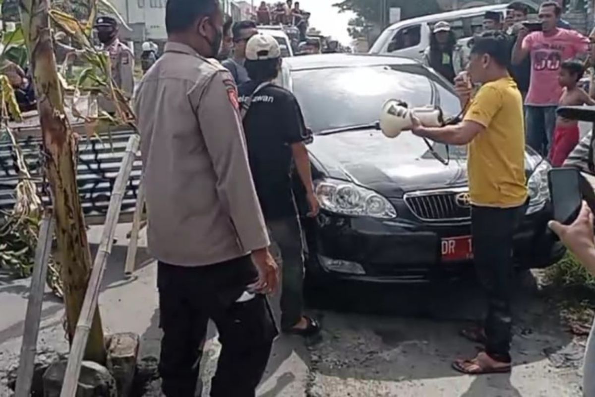 Pohon pisang ditanam di tengah jalan Bagik Bontong Masbagik-Labuhan Lombok Timur