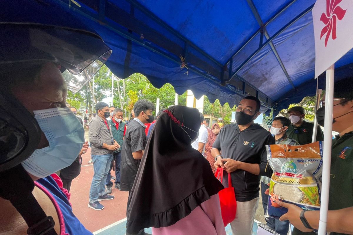Erick Thohir bantu masyarakat Tanjung Pinang dengan gelar pasar sembako murah