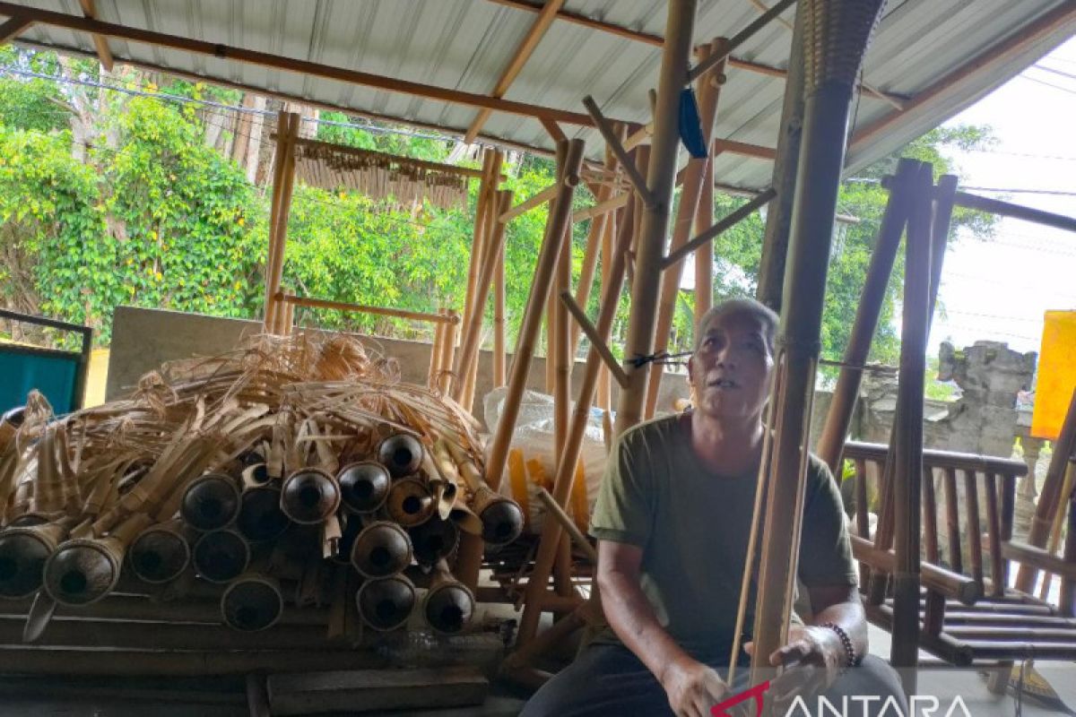 Perajin bambu di Bona-Bali beralih produksi gazebo ditengah COVID-19