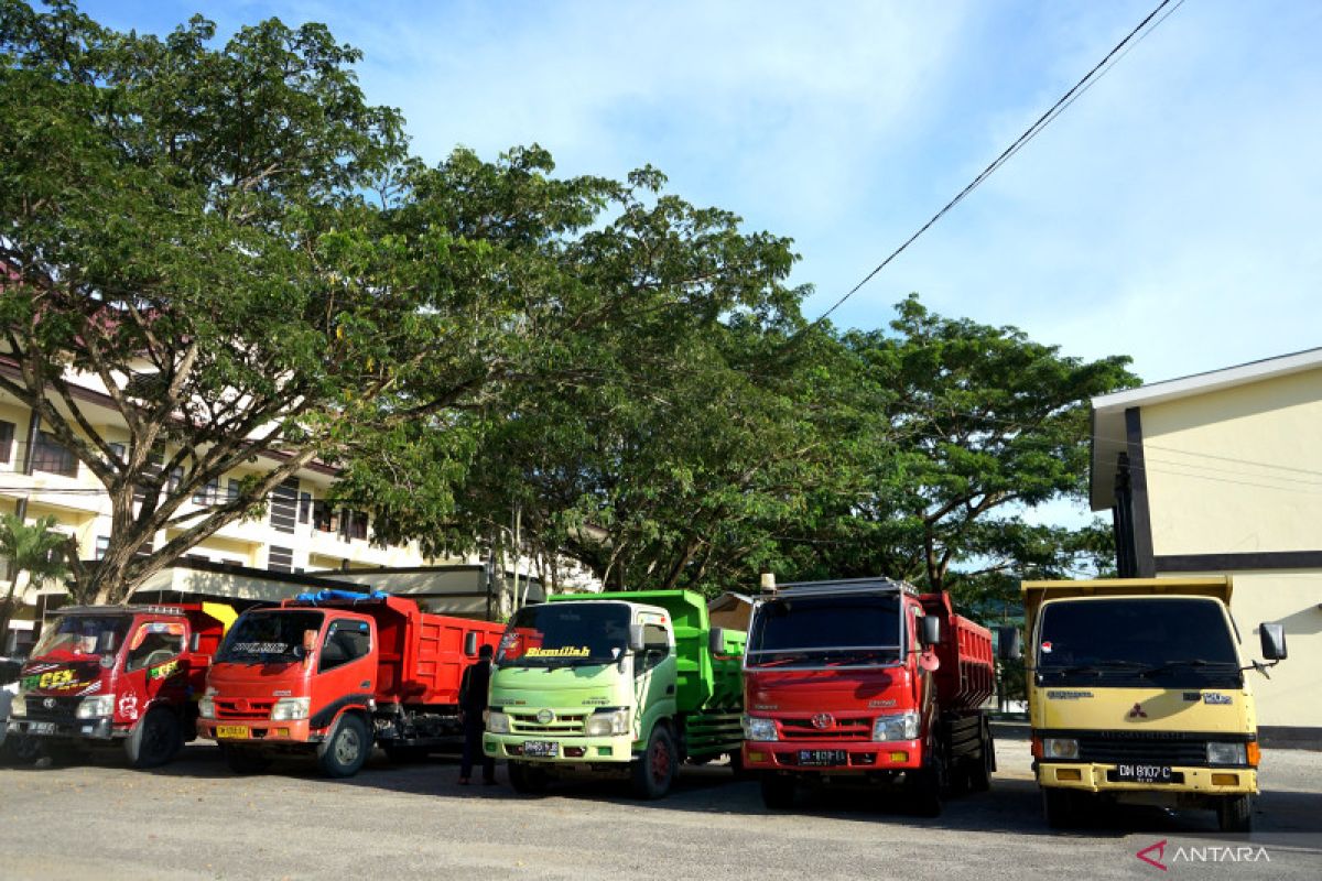 Ditreskrimsus Polda Gorontalo tahan lima truk muatan batu hitam