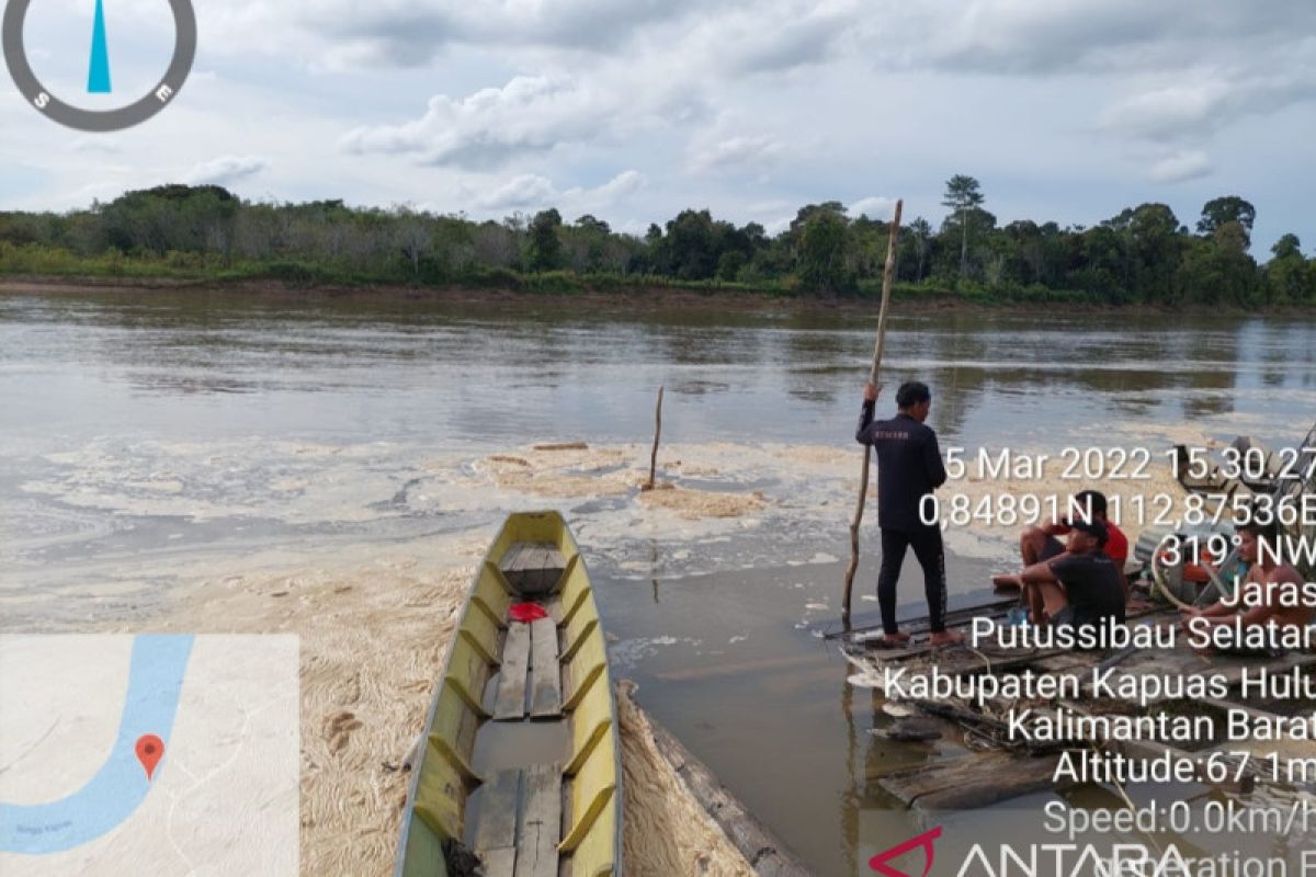 Nyantau tenggelam di Sungai Kapuas