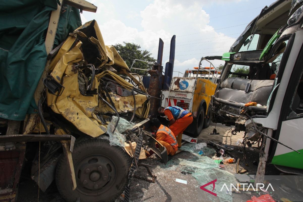 Peziarah depresi sebabkan kecelakaan bus dengan truk di Tol Dupak Surabaya