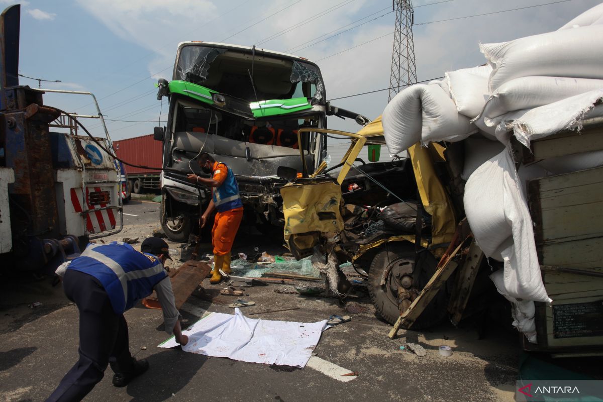 Peziarah depresi sebabkan kecelakaan maut di Tol Dupak Surabaya