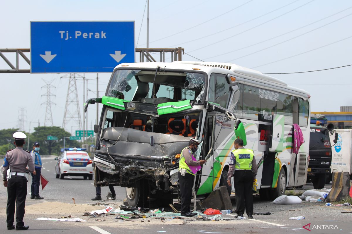 Seorang peziarah rebut kemudi bus hingga terjadi kecelakaan