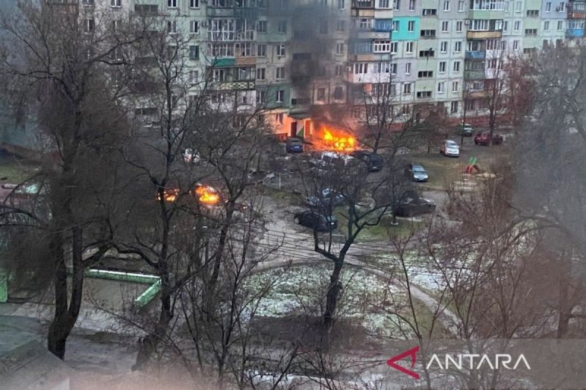 Ukraina menolak penyerahan kota Mariupol yang dikepung Rusia