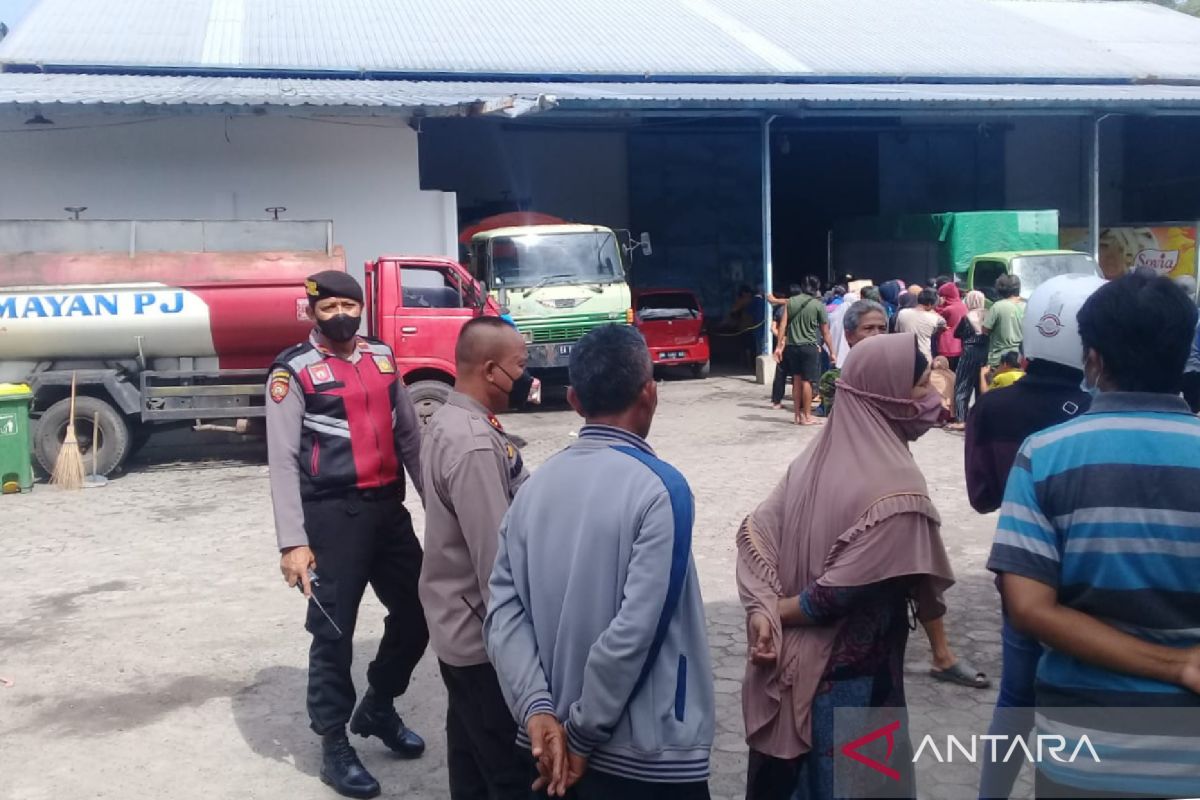 Polisi mengawal masyarakat beli minyak goreng curah di Mataram