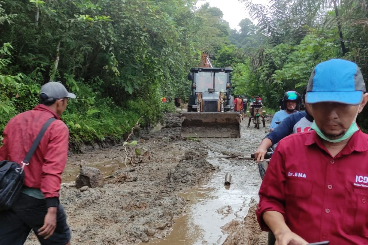 Pusat Transportasi  Unand turunkan tim identifikasi kerusakan jalan akibat gempa