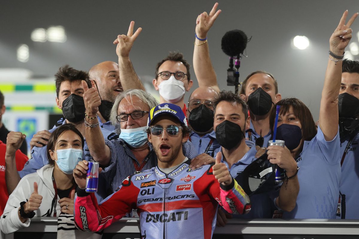 Juarai GP Qatar, Enea Bastianini rayakan kemenangan perdana di MotoGP
