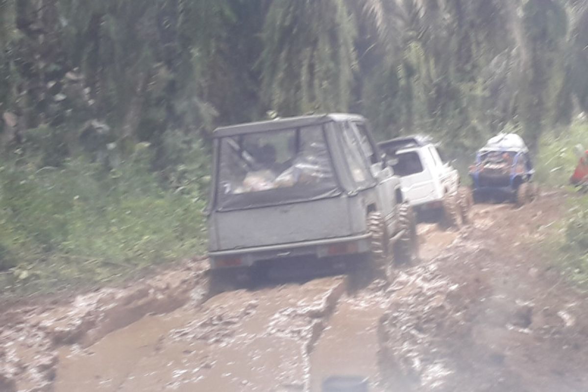 Jeep Adventure Community Pasaman Barat salurkan bantuan gempa