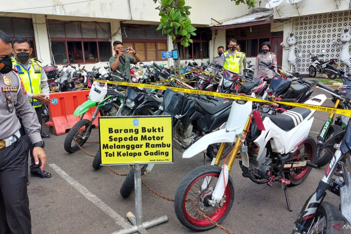 Pemeriksaan CCTV kunci identifikasi  rombongan supermoto masuk tol