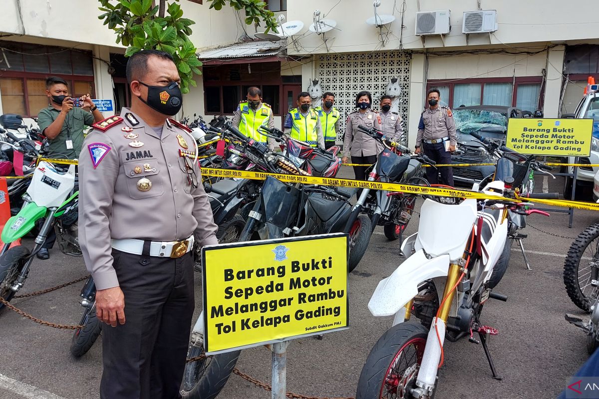 Masuk jalan tol, 21 pengendara supermoto ditilang