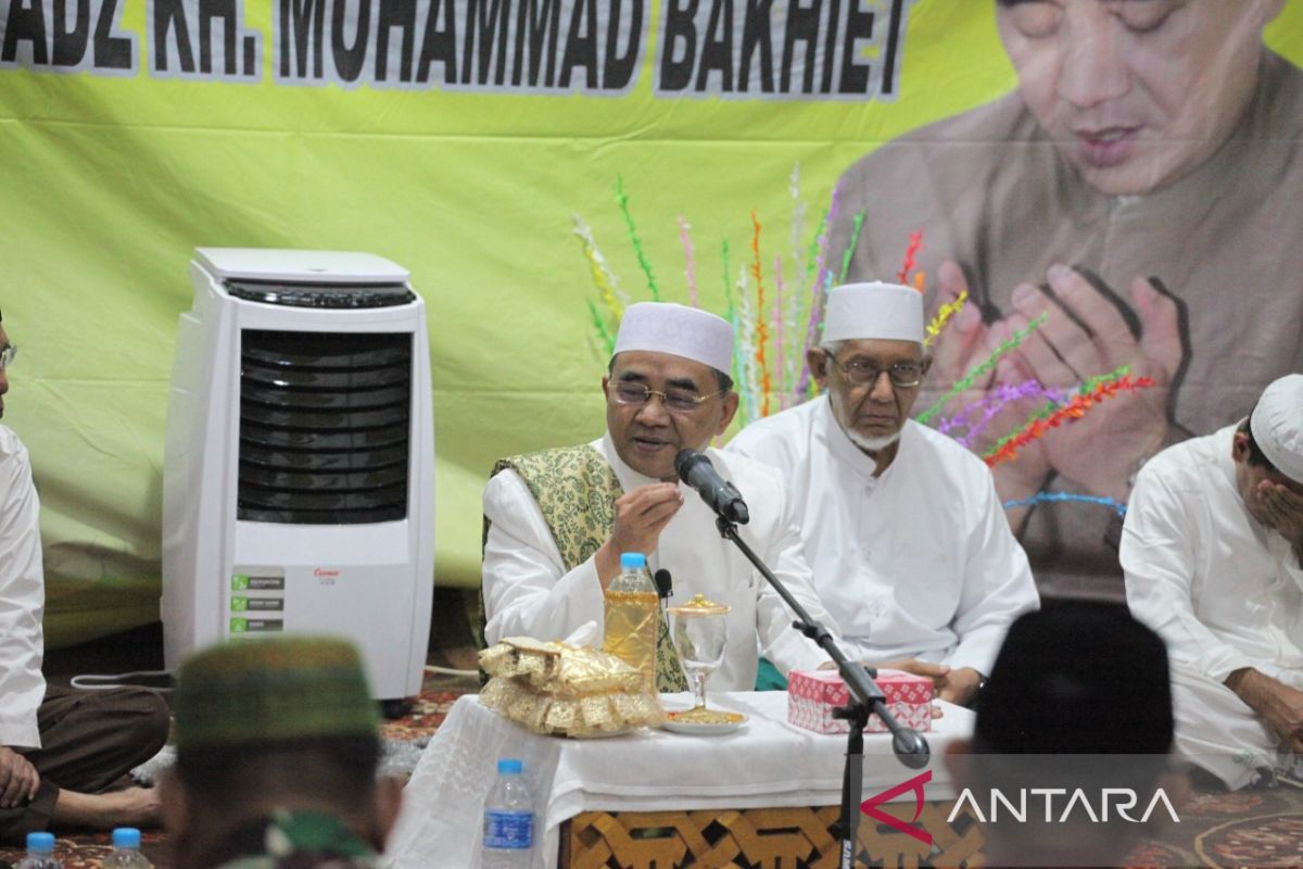 Guru Bhakiet ajak jamaah makmurkan  masjid dan perbanyak shalawat