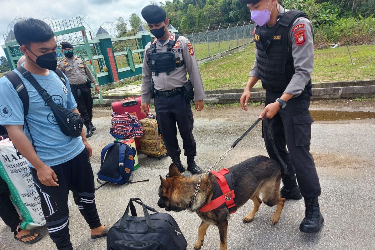 Polda Kalbar gunakan anjing pelacak untuk patroli di perbatasan